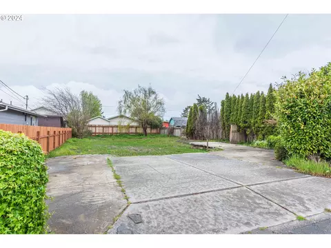 1064 Crocker Ave, Coos Bay, OR 97420