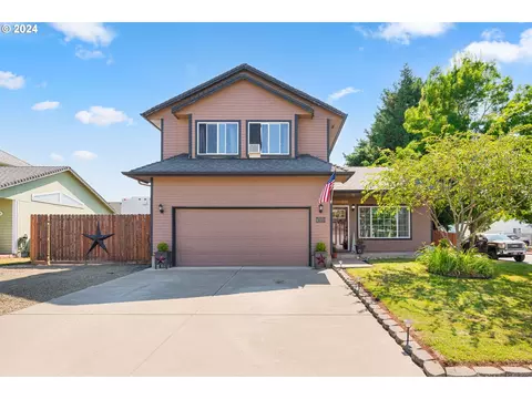 806 N 7th St, Harrisburg, OR 97446