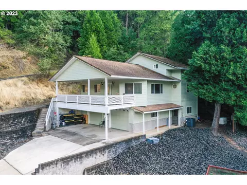 18057 Tyee Rd, Umpqua, OR 97486