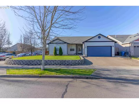1284 Dahlia St, Woodburn, OR 97071