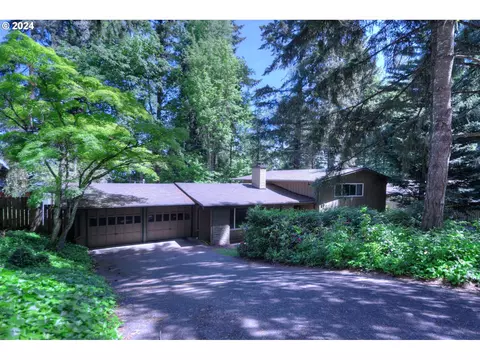 55 Coachman Dr, Eugene, OR 97405