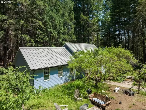 702 Shadywood Dr, Cave Junction, OR 97523