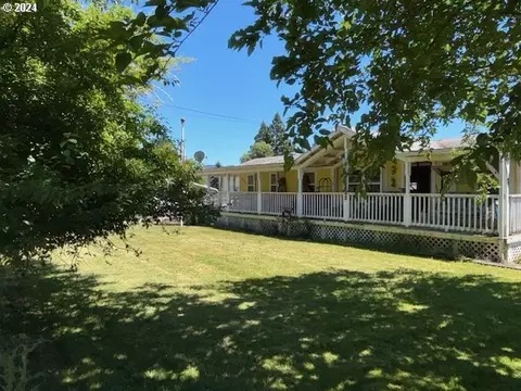 952 Mathis Hill Rd, Yoncalla, OR 97499