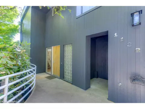 1122 SW Westwood Dr, Portland, OR 97239