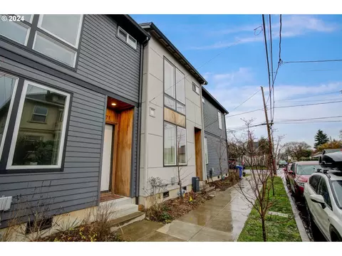1275 SE Ivon St, Portland, OR 97202