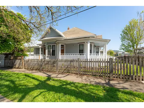 1268 SE Pine St, Roseburg, OR 97470