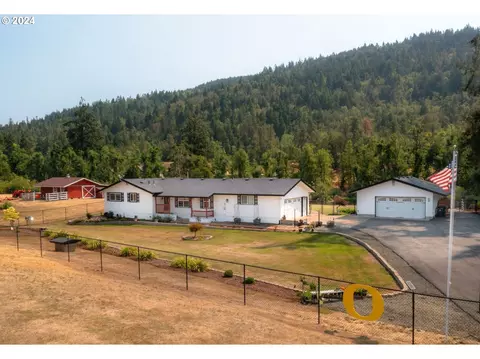 81851 River Dr, Creswell, OR 97426