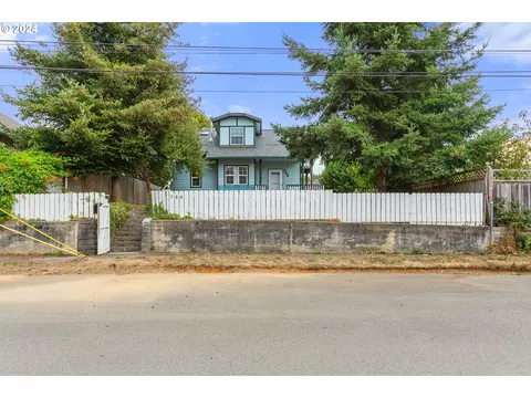 734 N Collier St, Coquille, OR 97423