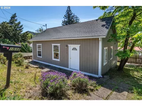 1517 SE Booth Ave, Roseburg, OR 97470