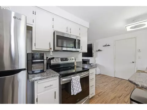 Kitchen - 5225 Coetivy Ave, Eugene, OR 97402 photo 2 of 3
