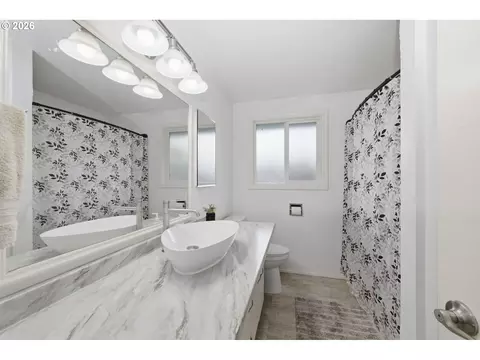 Bath - 5225 Coetivy Ave, Eugene, OR 97402 photo 1 of 1
