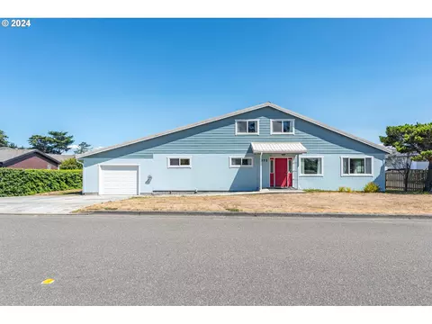 975 Jackson Ave SW, Bandon, OR 97411