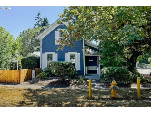 3284 5th St, Hubbard, OR 97032