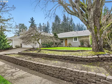 9848 SW Siletz Dr, Tualatin, OR 97062