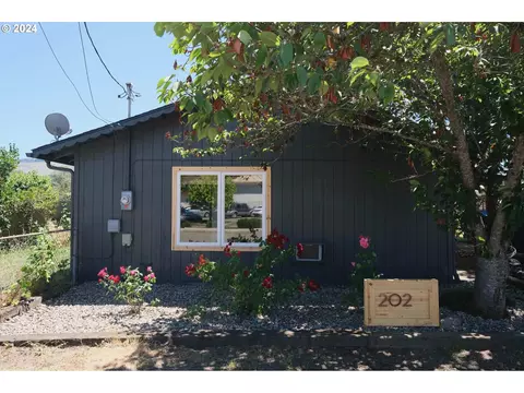 202 Everett Ave, Sutherlin, OR 97479