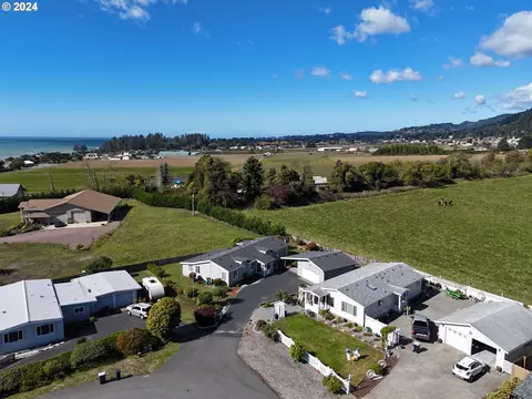 98522 Camellia Dr, Brookings, OR 97415