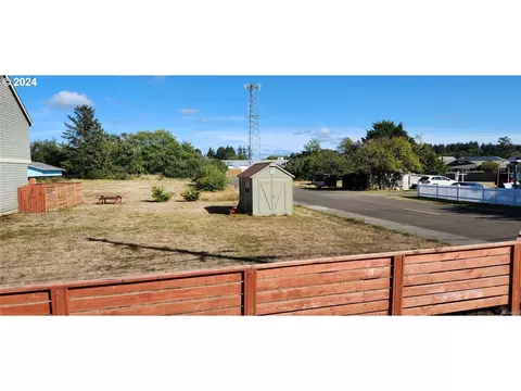 3 Rd St NE, Long Beach, WA 98631