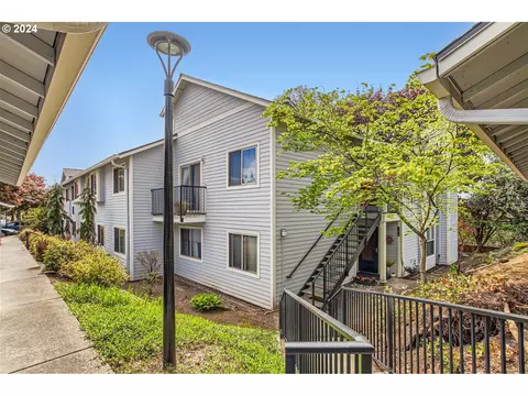 86 Kingsgate Rd #D106, Lake Oswego, OR 97035