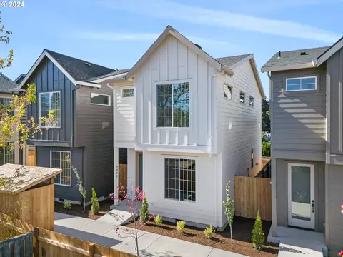 4832 NE Campaign St, Portland, OR 97218