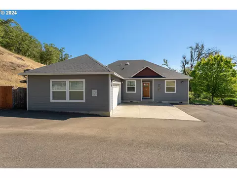 1791 NE Rocky Dr, Roseburg, OR 97470
