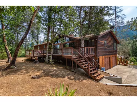 701 Crest Dr, Canyonville, OR 97417
