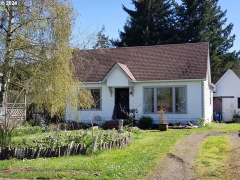 574 N Collier St, Coquille, OR 97423