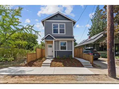 7052 NE Irving St #A, Portland, OR 97213