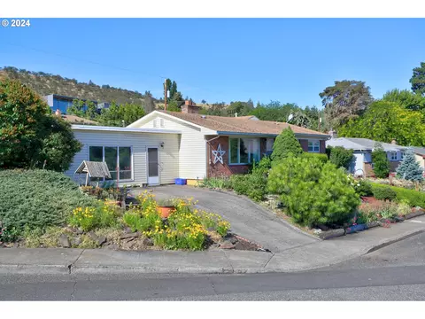 704 E 17th Pl, The Dalles, OR 97058