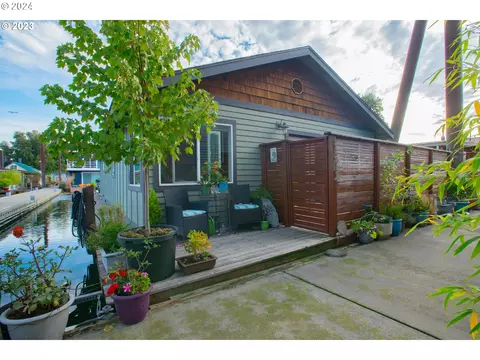 11668 N Island Cove Ln, Portland, OR 97217