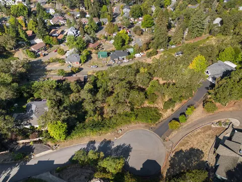 1397 SE Laurel Ct, Roseburg, OR 97470