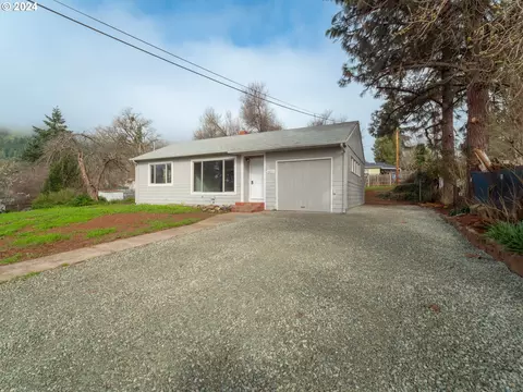 1051 NE Leon Ave, Myrtle Creek, OR 97457