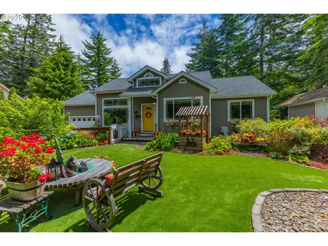 692 18th Ave, Coos Bay, OR 97420