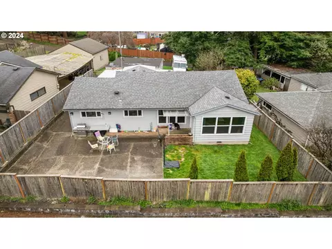 1657 Ocean Ter, Coos Bay, OR 97420