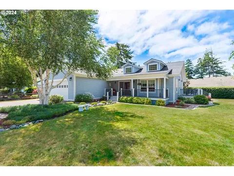 1172 12th St SE, Bandon, OR 97411