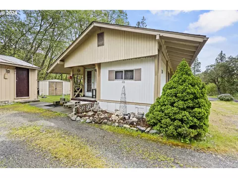 403 Azalea Dr, Grants Pass, OR 97526