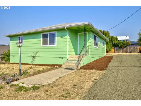 1043 NE College Dr, Roseburg, OR 97470