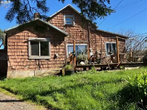 93515 Ranch Ln, North Bend, OR 97459