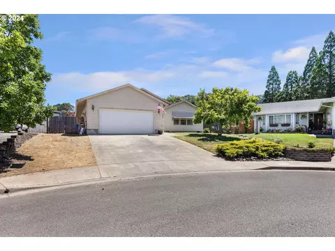 670 SE Mimosa Ct, Winston, OR 97496