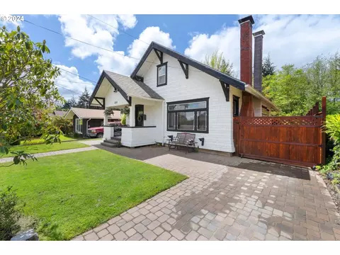 2558 Liberty St, North Bend, OR 97459