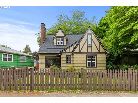5023 SE Cesar E Chavez Blvd, Portland, OR 97202