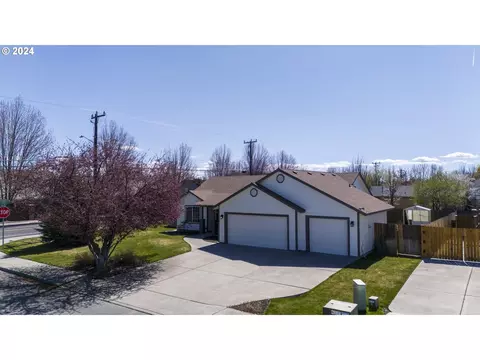 1916 NW Nickernut Ct, Redmond, OR 97756