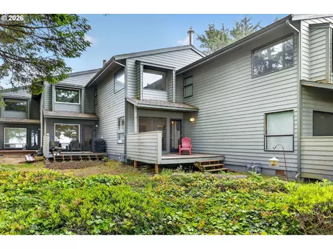 3250 NW Oceanview Dr #18, Newport, OR 97365