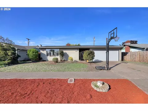 1028 Olympic St, Springfield, OR 97477