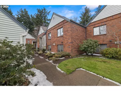 15015 NE Sacramento St #50, Portland, OR 97230