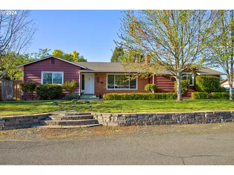 1514 NW Almond Ave, Roseburg, OR 97471