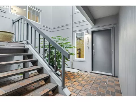 5409 S View Point Ter, Portland, OR 97239