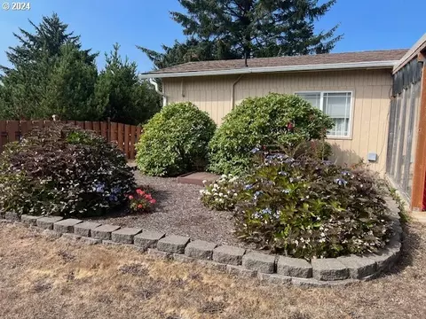 1102 SW Tara Ln, Waldport, OR 97394