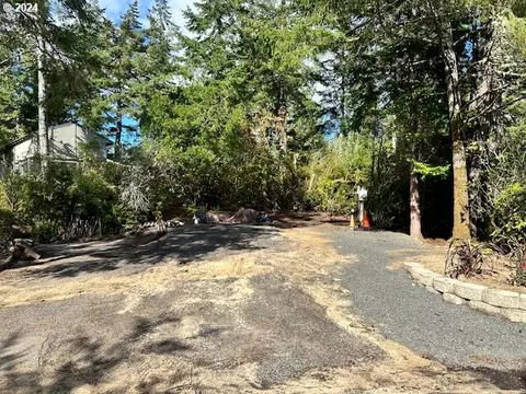 253 Outer Dr, Florence, OR 97439 photo 1