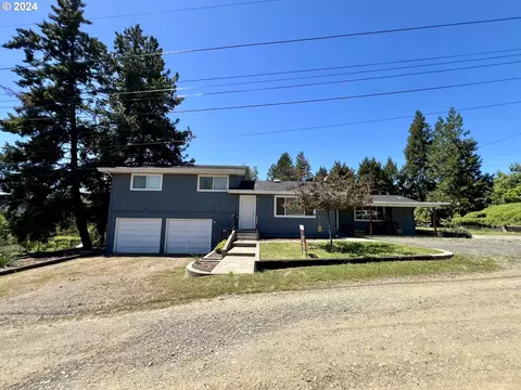 1025 Greenley St, Roseburg, OR 97471