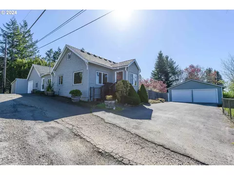 865 E 10th St, Coquille, OR 97423